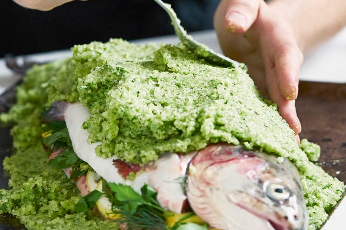 Запеченная в соли морская форель