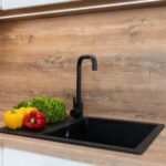 Якою водою потрібно мити овочі та фрукти: не кожен дасть правильну відповідь