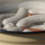 Сосиски не розваряться та не деформуються: професійний підхід до приготування напівфабрикату