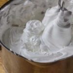 Як збити білки, щоб піна була щільною і не падала