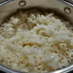 Що незвичайного можна приготувати з макаронами: спробуйте салат