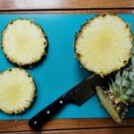 Що робити з ананасом, щоб його сік не дратував губи і рот?