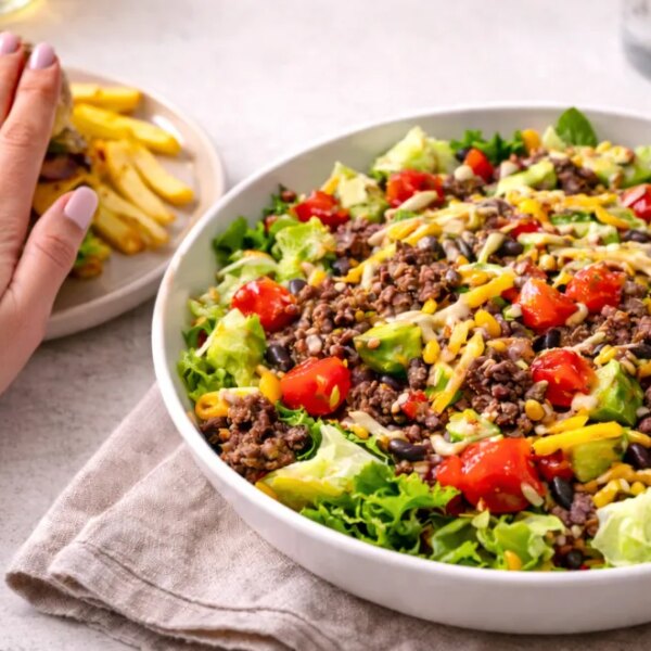 Новий кулінарний хіт з ТікТок: ситний салат-бургер замість вечері