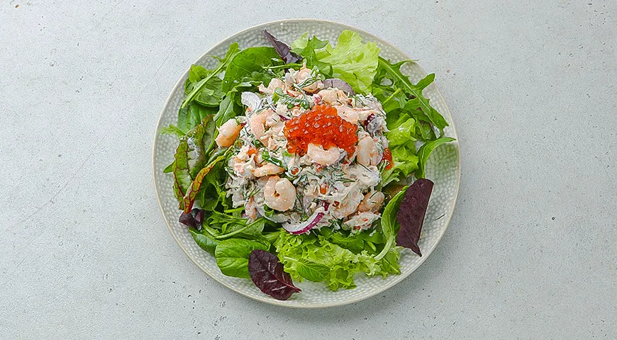 Ніжний крабовий салат з креветками та ікрою: рецепт із фото для ідеального частування 4 Ніжний крабовий салат з креветками та ікрою: рецепт із фото для ідеального частування 4