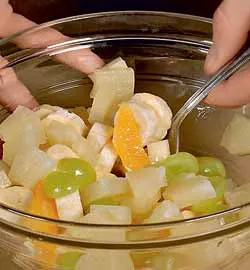 Фруктовий салат із соковитим ананасом: легкий десерт з фото. 4