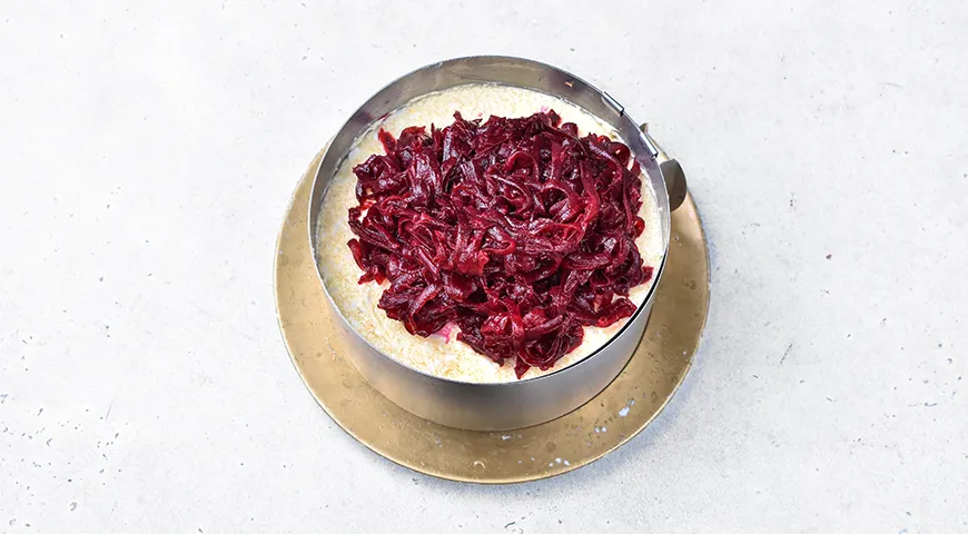 Оселедець під шубою з ікрою мойви: покроковий рецепт з фото, 285 ккал 7