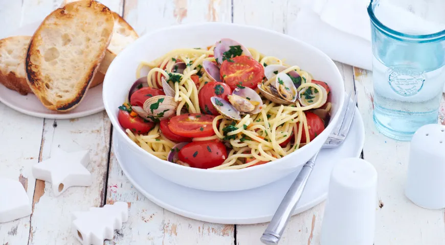 Головна 67 Спагетті вонголе: вишуканий смак моря у вашій тарілці.