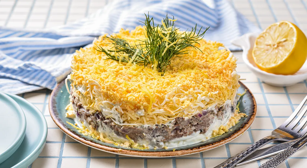 Ніжний салат "Мімоза" з івасі: покроковий рецепт з фото 1 Ніжний салат "Мімоза" з івасі: покроковий рецепт з фото 1