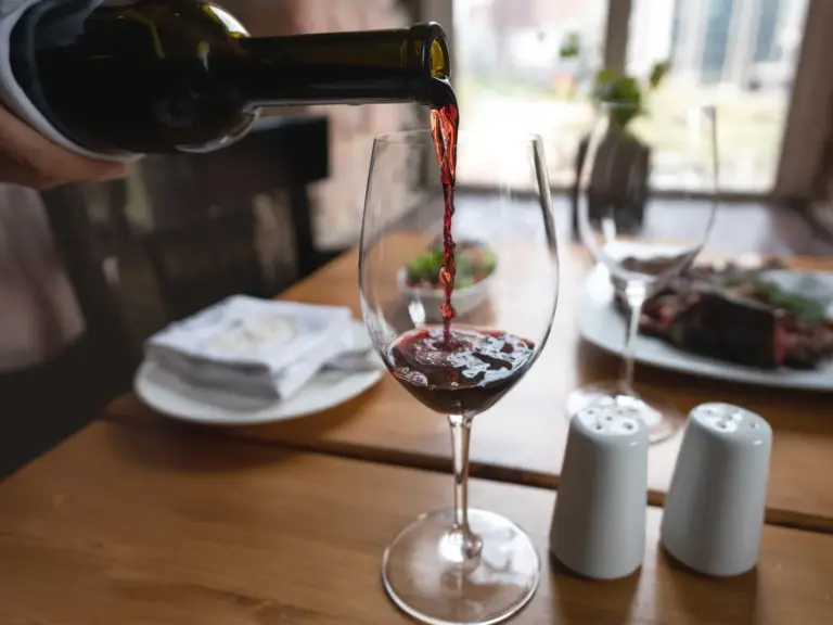 Лайфхак: як не виглядати грубим при замовленні вина 1