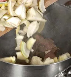 Тушкована яловичина з картоплею та овочами: ароматна страва, яка зігріє душу 3