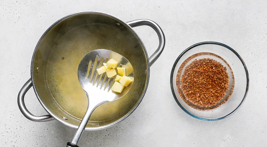 Согревающий суп из курицы с гречкой: пошаговый рецепт с фото 6 Согревающий суп из курицы с гречкой: пошаговый рецепт с фото 6