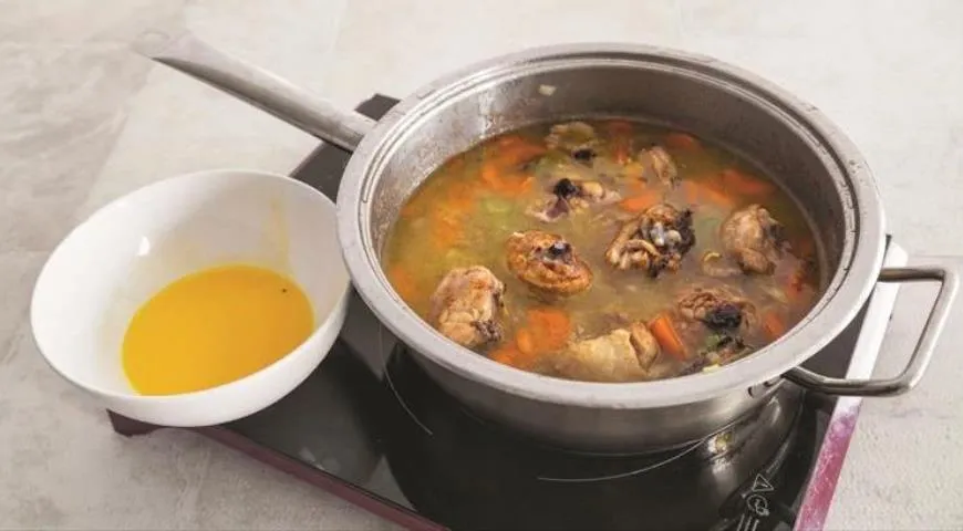 Наваристий суп з нуту та курки: ситна та корисна страва за простим рецептом 5