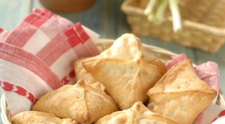 Соковиті пиріжки з м'ясом на листковому тісті: простий рецепт з фото 1