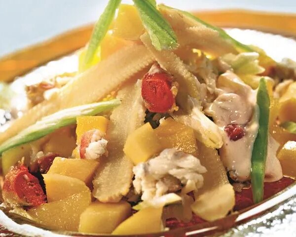 Салат з крабовими паличками та манго: ніжність і солодкість у кожному шматочку