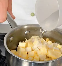 Фруктова гірка: ніжний домашній торт зі свіжими ягодами та фруктами – покроковий рецепт із фото 5