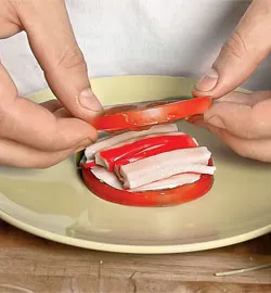 Башта з помідорів та моцарели: легка та апетитна закуска з фото 7