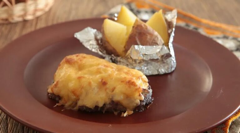 Ніжне м'ясо по-французьки в духовці: ситний рецепт з фото 28