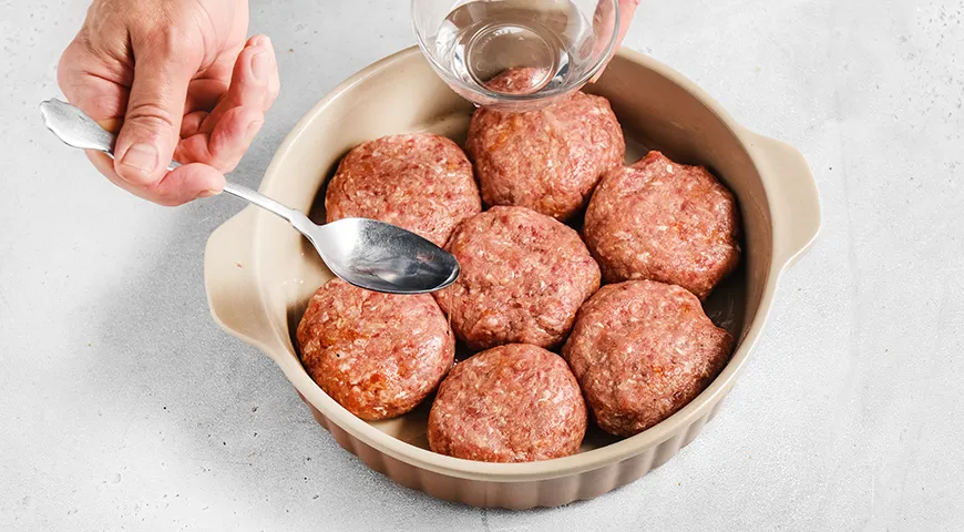 Ароматні запечені котлетки у вершковому соусі: ніжний смак у кожному шматочку 4