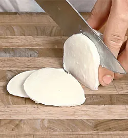 Башта з помідорів та моцарели: легка та апетитна закуска з фото 5