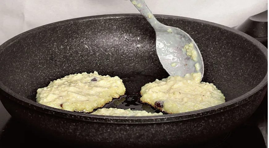 Пишні пшоняні оладки з яблуками: покроковий рецепт із фото 7