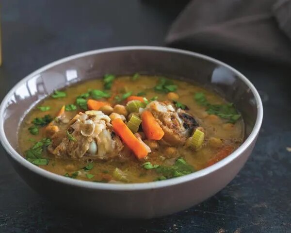 Наваристий суп з нуту та курки: ситна та корисна страва за простим&hellip;