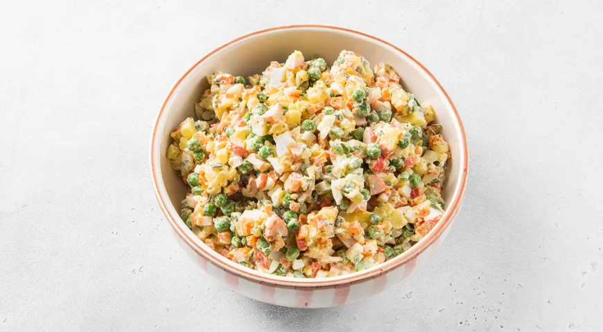 Олів'є з крабовими паличками: легкий рецепт для вашого столу 8 Олів'є з крабовими паличками: легкий рецепт для вашого столу 8