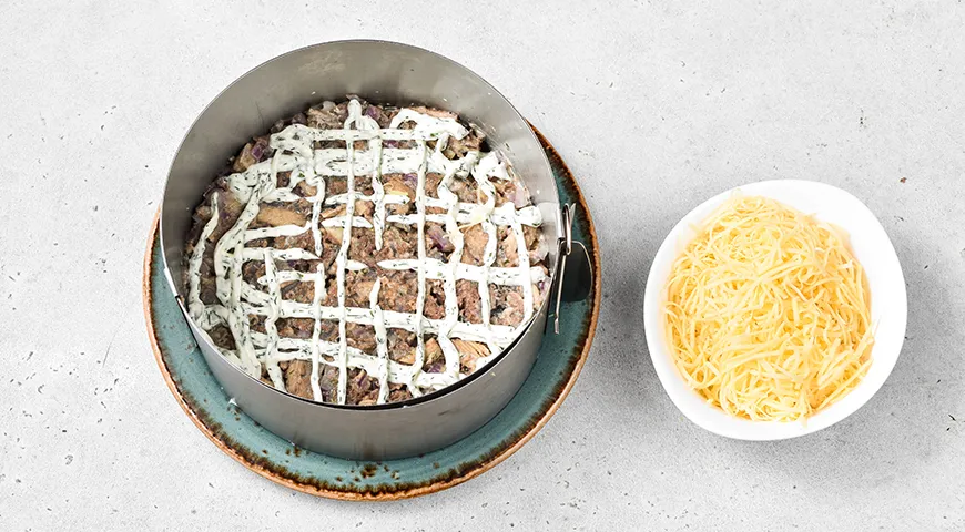 Ніжний салат "Мімоза" з івасі: покроковий рецепт з фото 6 Ніжний салат "Мімоза" з івасі: покроковий рецепт з фото 5