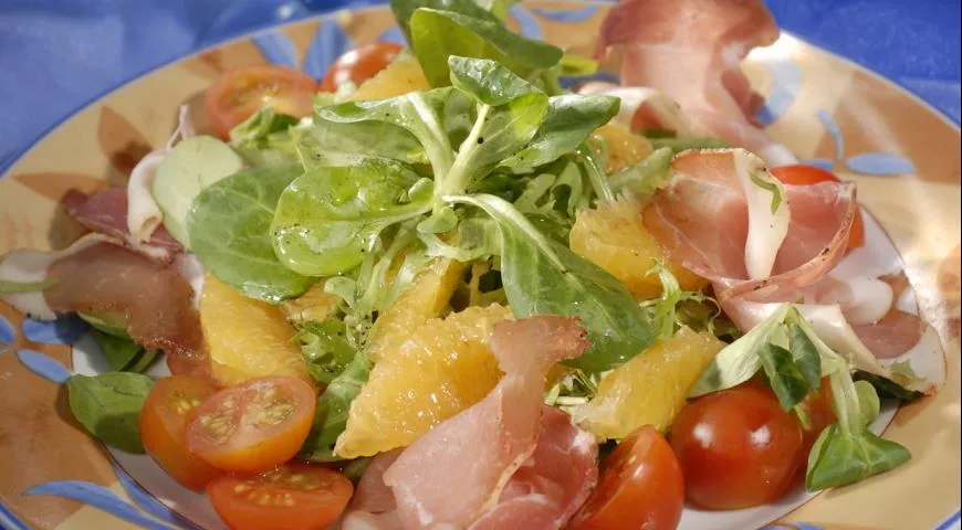 Соковитий салат з пармською шинкою та апельсинами: покроковий рецепт із фото