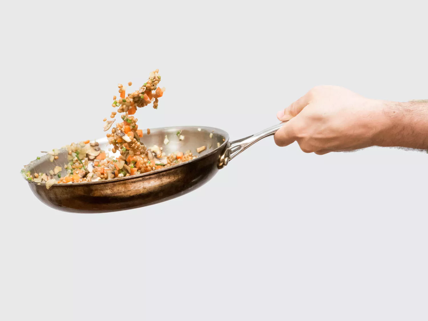 Як правильно підкидати їжу на сковороді: секрети шеф-кухарів без безладу 5