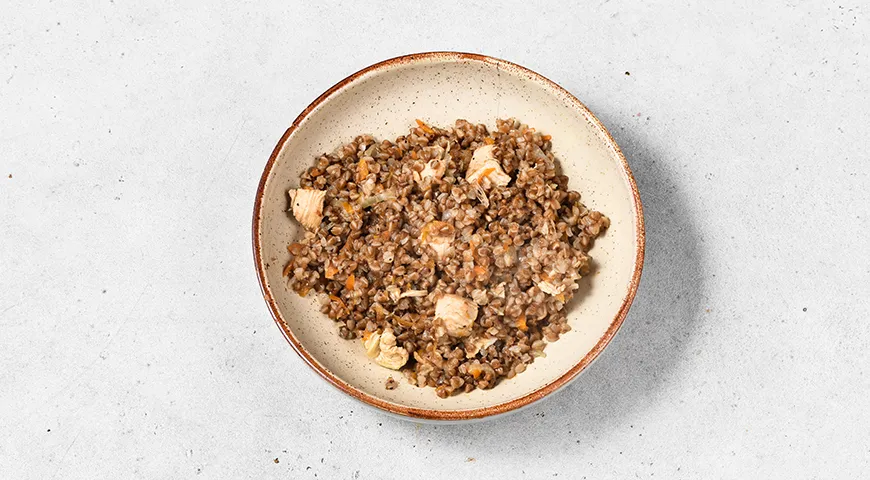 Неймовірна гречка з куркою на сковороді: простий рецепт для ситної вечері 7