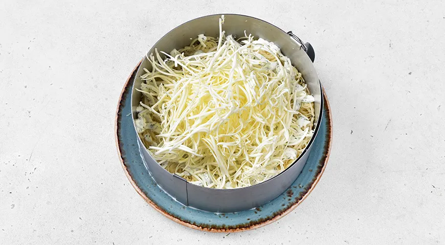 Ніжний салат "Мімоза" з івасі: покроковий рецепт з фото 7 Ніжний салат "Мімоза" з івасі: покроковий рецепт з фото 6