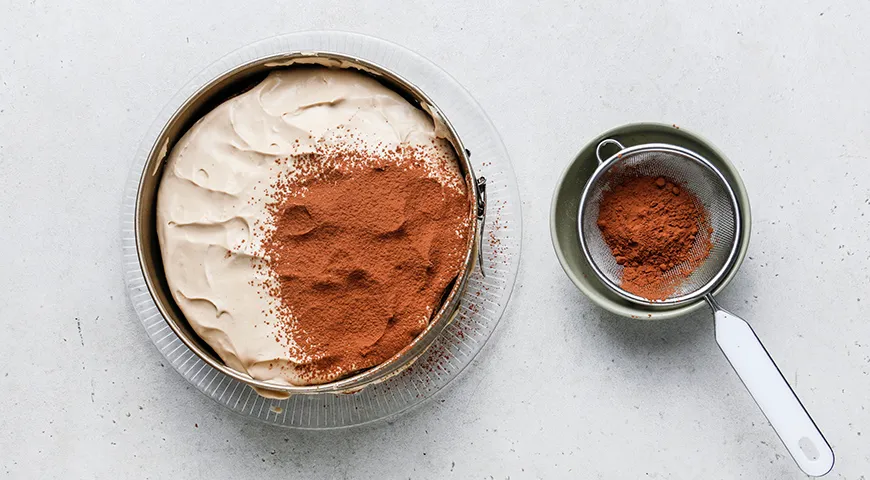 Ніжні млинцеві коржі з кавово-сирним кремом: рецепт вишуканого торта "Тірамісу" 11