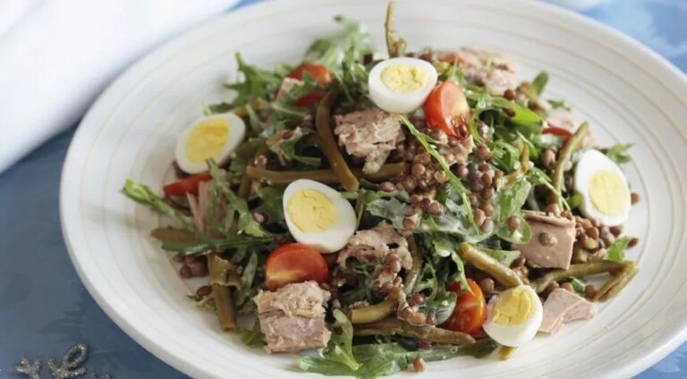 Святковий салат із сочевиці та тунця з ароматною зеленою заправкою: покроковий рецепт із фото 1