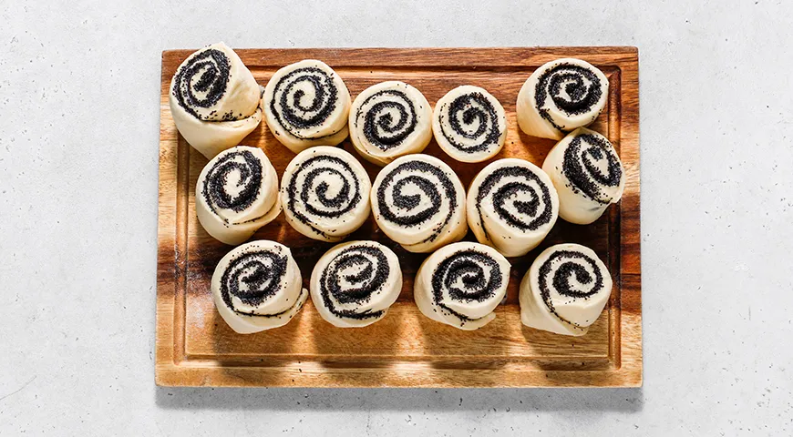 Пухкі булочки-равлики з маком та солодкою глазур'ю: покроковий рецепт з фото 7