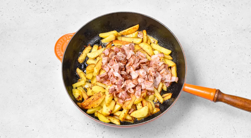 Смажена картопля з беконом та яйцем: покроковий рецепт з фото 7