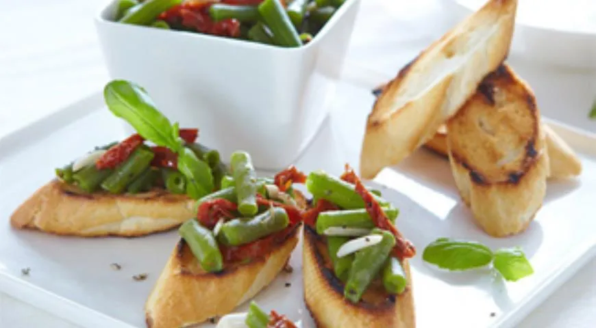 Хрустка брускетта з ніжною стручковою квасолею та ароматними в'яленими томатами: покроковий рецепт із фото 1