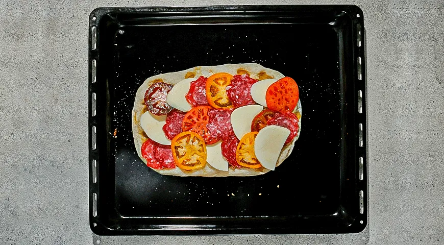 Римська піца з сиром, помідорами та сальчічоном: покроковий рецепт з фото 3