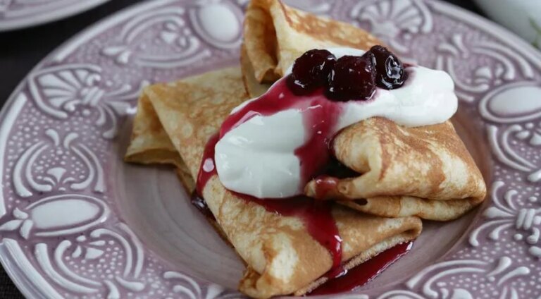 Ніжні млинці з сиром та сметаною: домашній рецепт зі спокусливим смаком 20