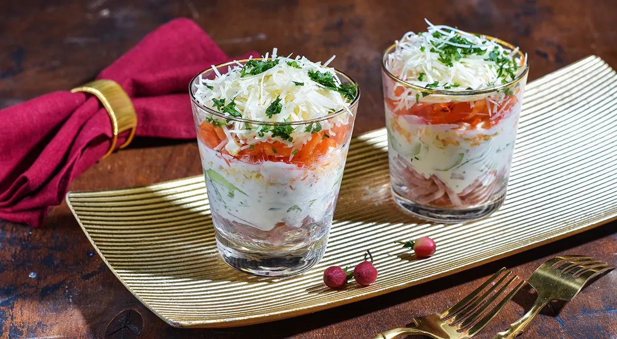 Освіжаючий салат-коктейль з шинкою, огірком та сиром: смак літа в кожній ложці 1