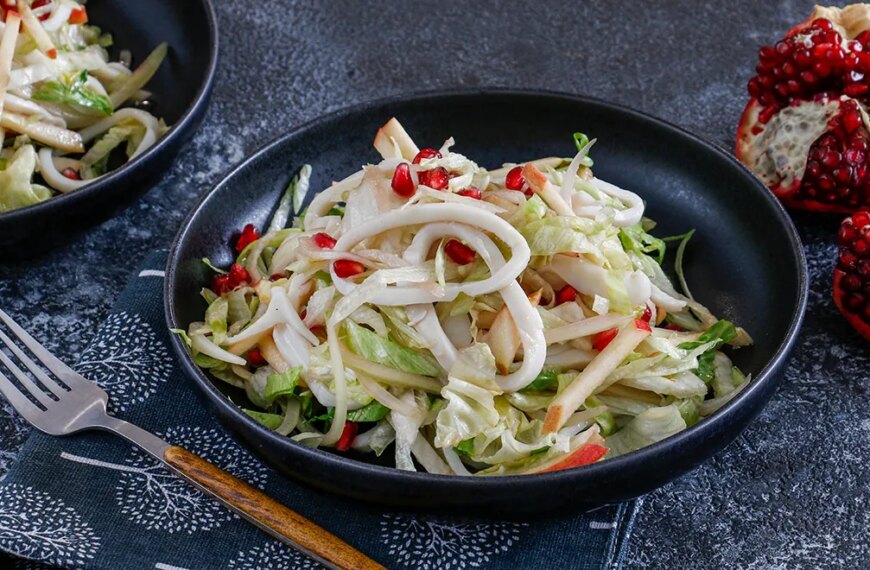 Ніжний салат з кальмарів: легка та смачна страва без яєць, покроковий рецепт з фото