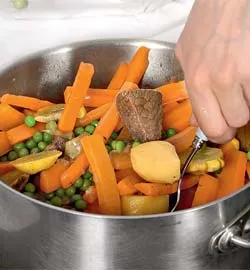 Тушкована яловичина з картоплею та овочами: ароматна страва, яка зігріє душу 7