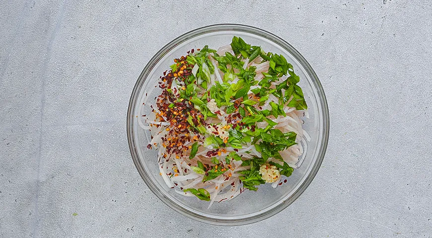 Пікантний салат з дайкона: покроковий рецепт із фото за 63 ккал 3