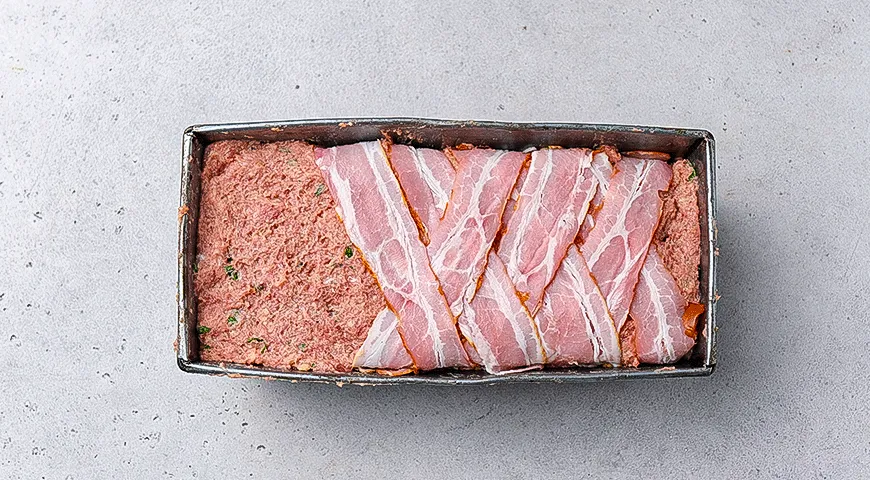 Соковитий м'ясний рулет у беконі: смачний рецепт з покроковими фото 4