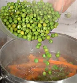 Тушкована яловичина з картоплею та овочами: ароматна страва, яка зігріє душу 6