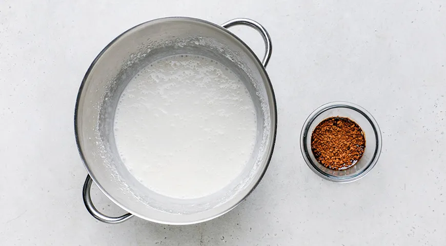 Ніжні млинцеві коржі з кавово-сирним кремом: рецепт вишуканого торта "Тірамісу" 6