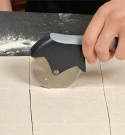 Пиріжки з куркою та гірчичним соусом: апетитна випічка з ніжним начинням 4