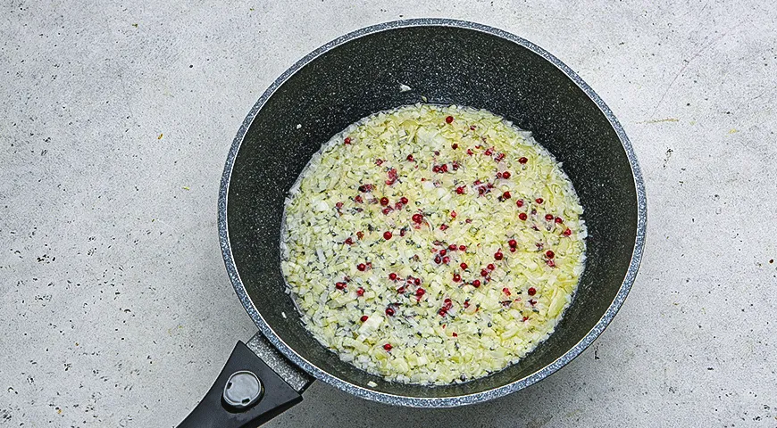 Ніжний лосось у вершково-винному соусі: вишуканий рецепт для особливої вечері 4