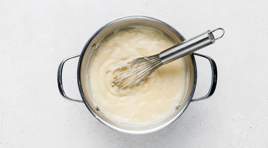 Ніжний та повітряний торт "Наполеон" зі слойоного дріжджового тіста: покроковий рецепт з фото 5 Ніжний та повітряний торт "Наполеон" зі слойоного дріжджового тіста: покроковий рецепт з фото 5