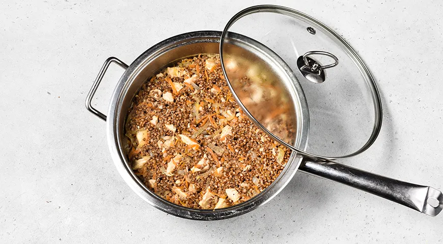 Неймовірна гречка з куркою на сковороді: простий рецепт для ситної вечері 5