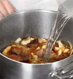 Тушкована яловичина з картоплею та овочами: ароматна страва, яка зігріє душу 4